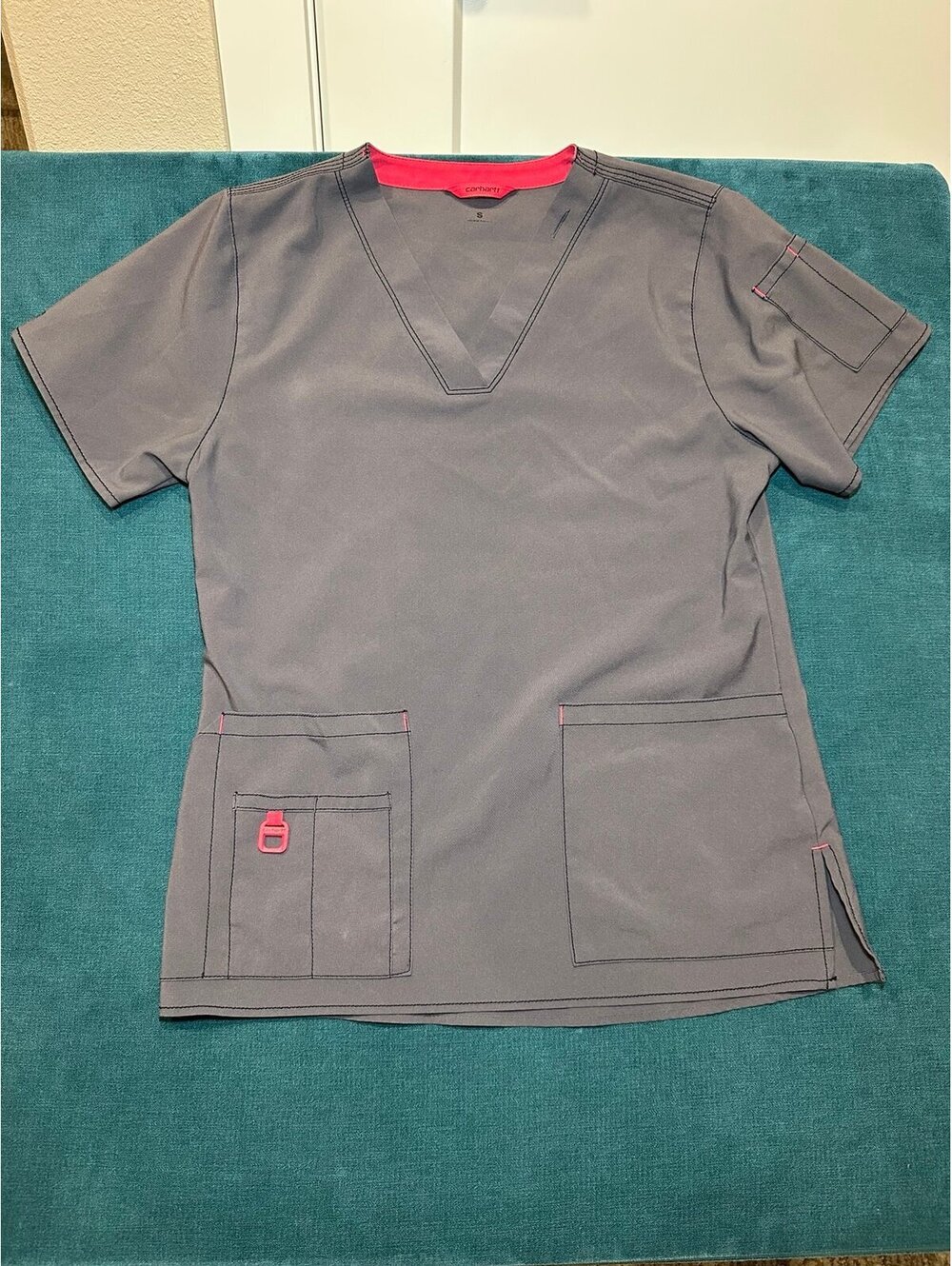 Carhartt Women’s Scrub Top – Gray with Pink Trim | Multiple Utility Pockets | Gr